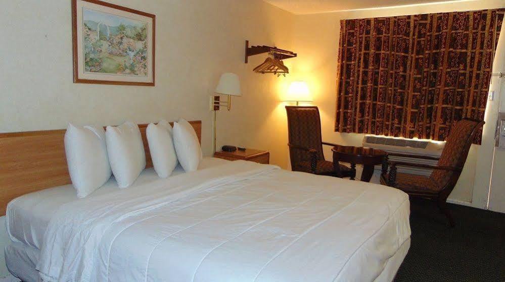 Oceanside Lodge Marmora Екстер'єр фото